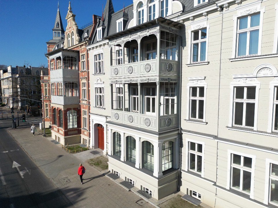 Zdjęcie przedstawia budynek z białą elewacją przy ul. Jaśkowa Dolina 7